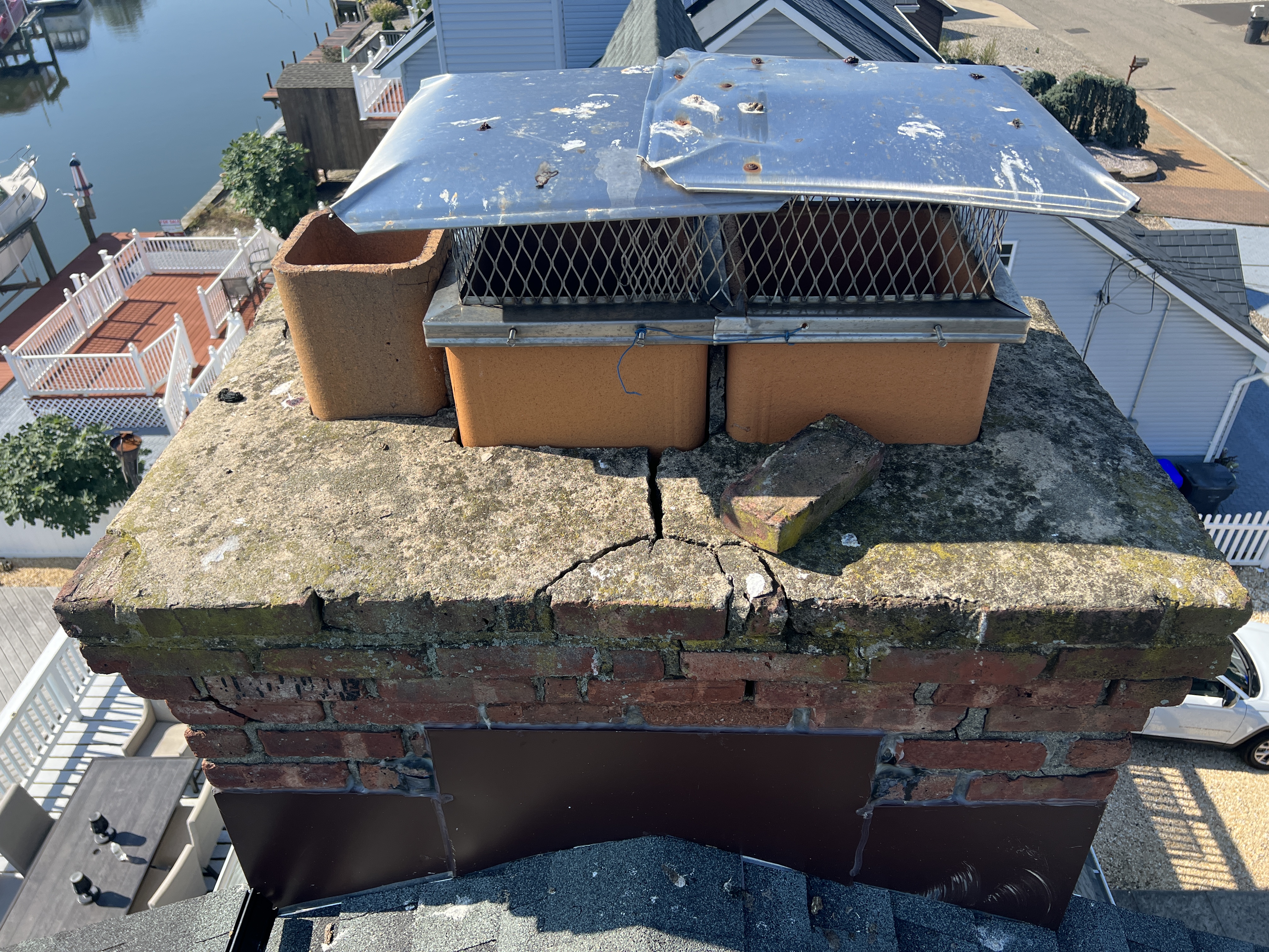 Before placeholder showing a balcony bird control condition before service